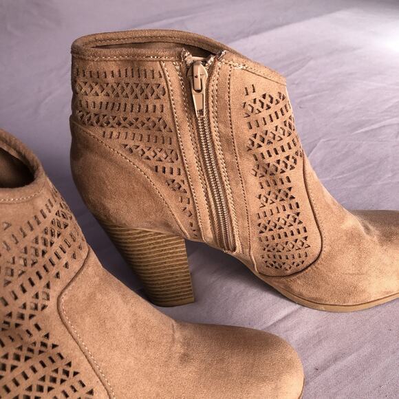 Me Too Women’s 11 Ankle Booties Tan Faux Suede Block Heel Cutout Zip Casual Boho - Picture 3 of 11